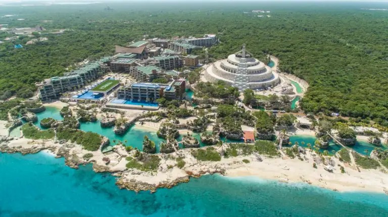 Cancún : vue aérienne de la côte de la Riviera Maya, ses lagunes et sa forêt au bord de la mer