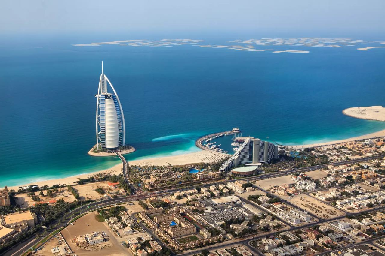 Dubaï : vue aérienne du Burj Al Arab et de la plage de Jumeirah
