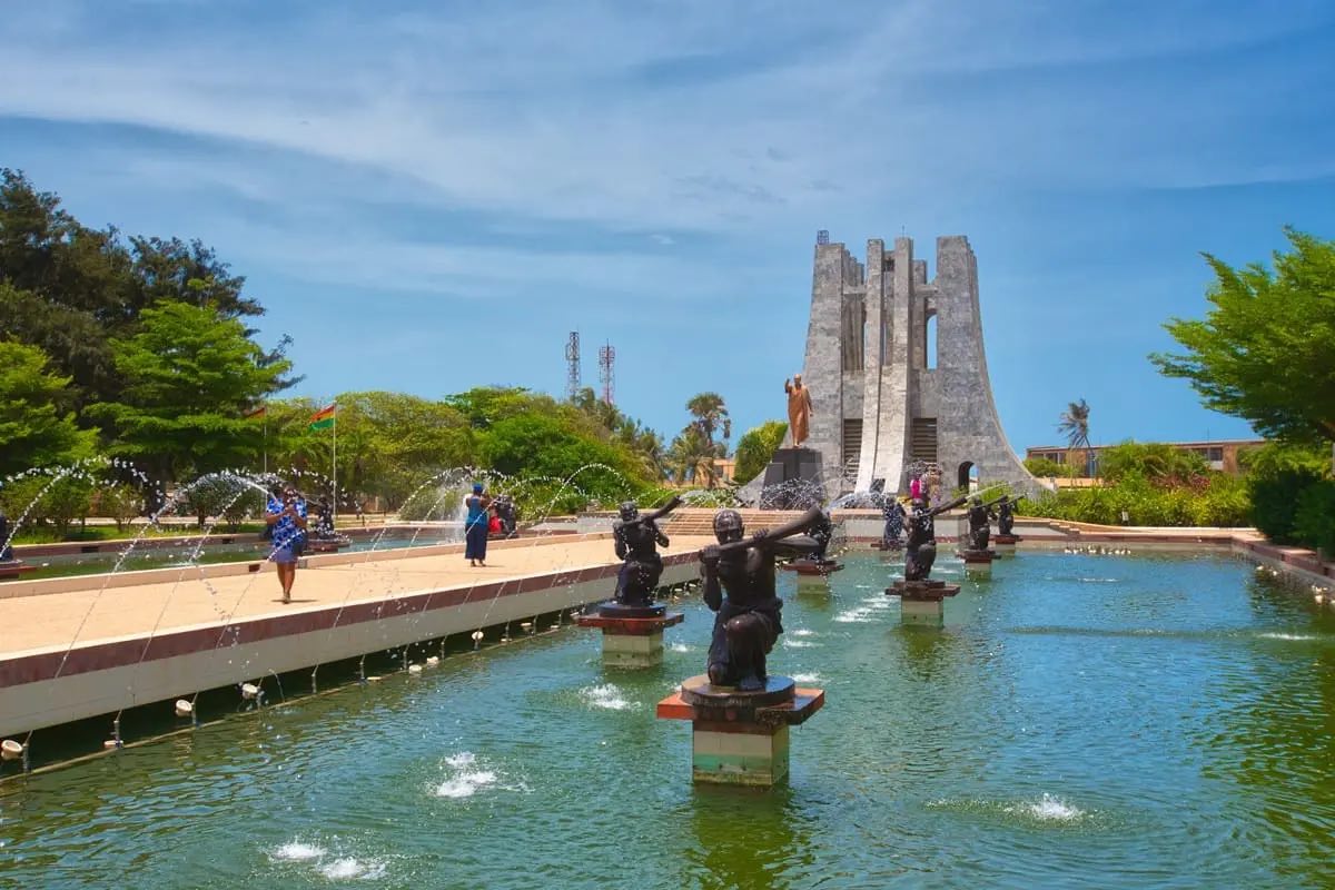 Accra, Ghana : le mémorial Kwame Nkrumah, ses bassins et ses joueurs de trompette en bronze