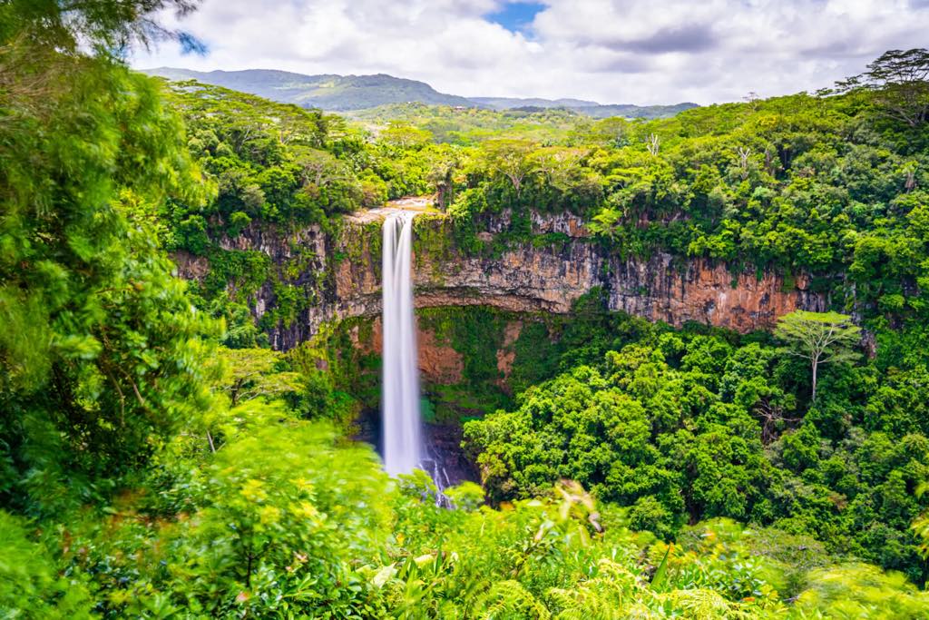 Île Maurice : la cascade de Chamarel tombant dans un cirque de forêt tropicale
