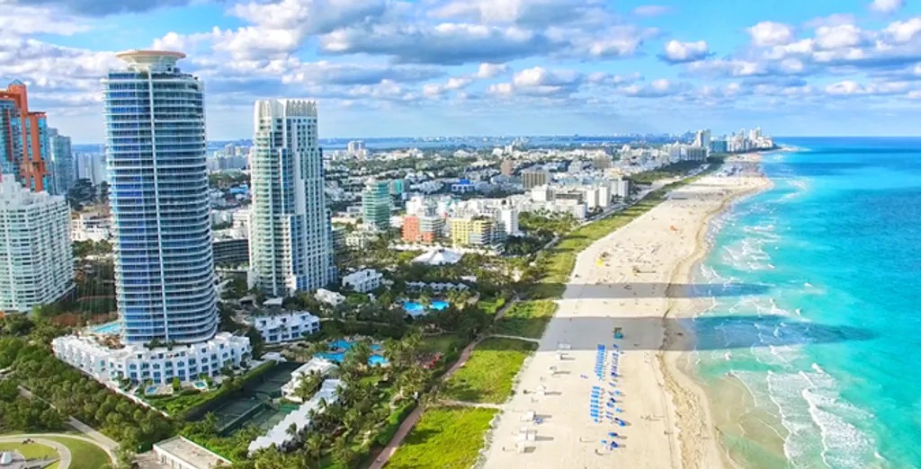 Miami : vue aérienne de South Beach, ses tours en front de mer et sa plage
