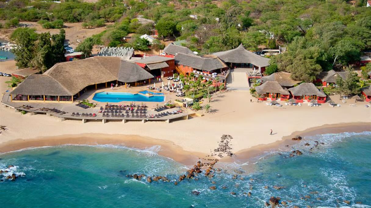 Sénégal : village de vacances aux cases de chaume ouvert sur la plage et l'Atlantique